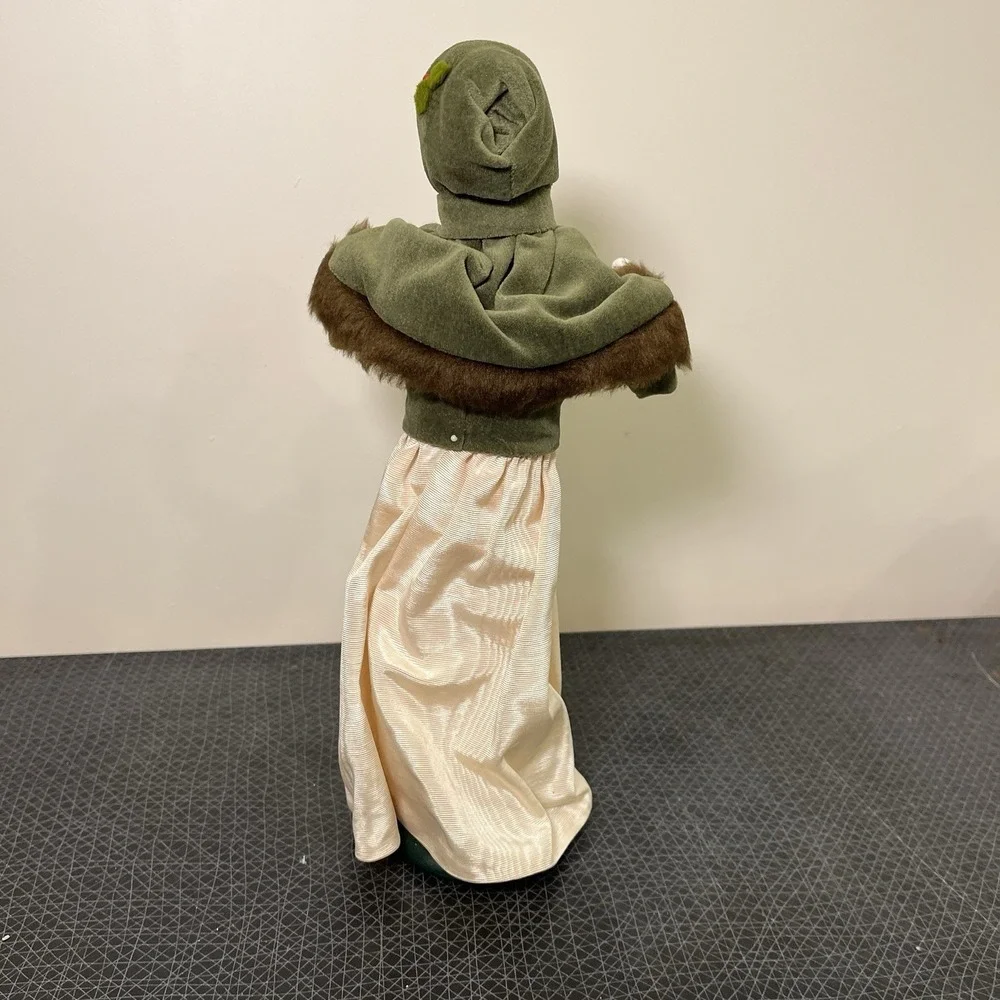 Byers Choice Caroler Woman, Green‎ Fur Coat, Blonde Hair, Long Skirt Vtg 1995